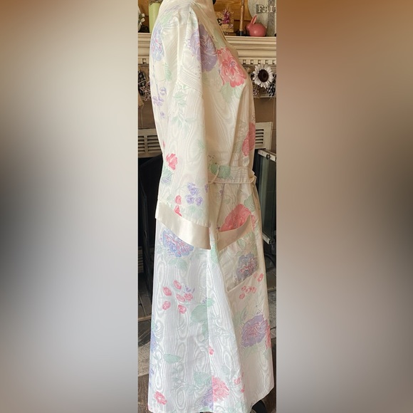 Vintage Vandemere Union Made Floral Satiny Robe with satiny trim and belt Sz Med - Picture 5 of 10